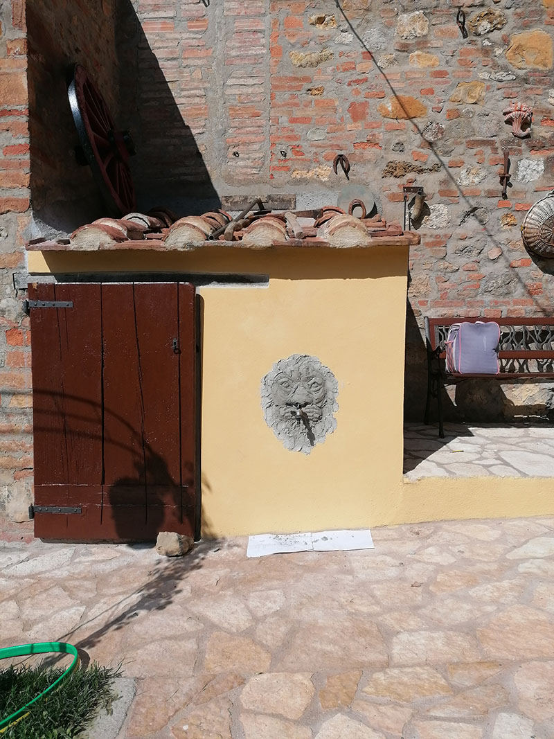 rilievo a stucco di leone