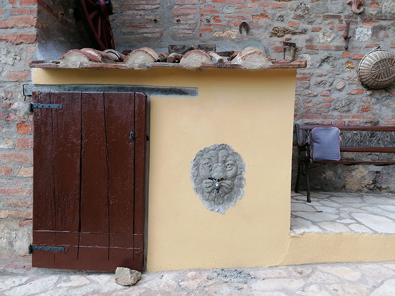 rilievo a stucco di leone